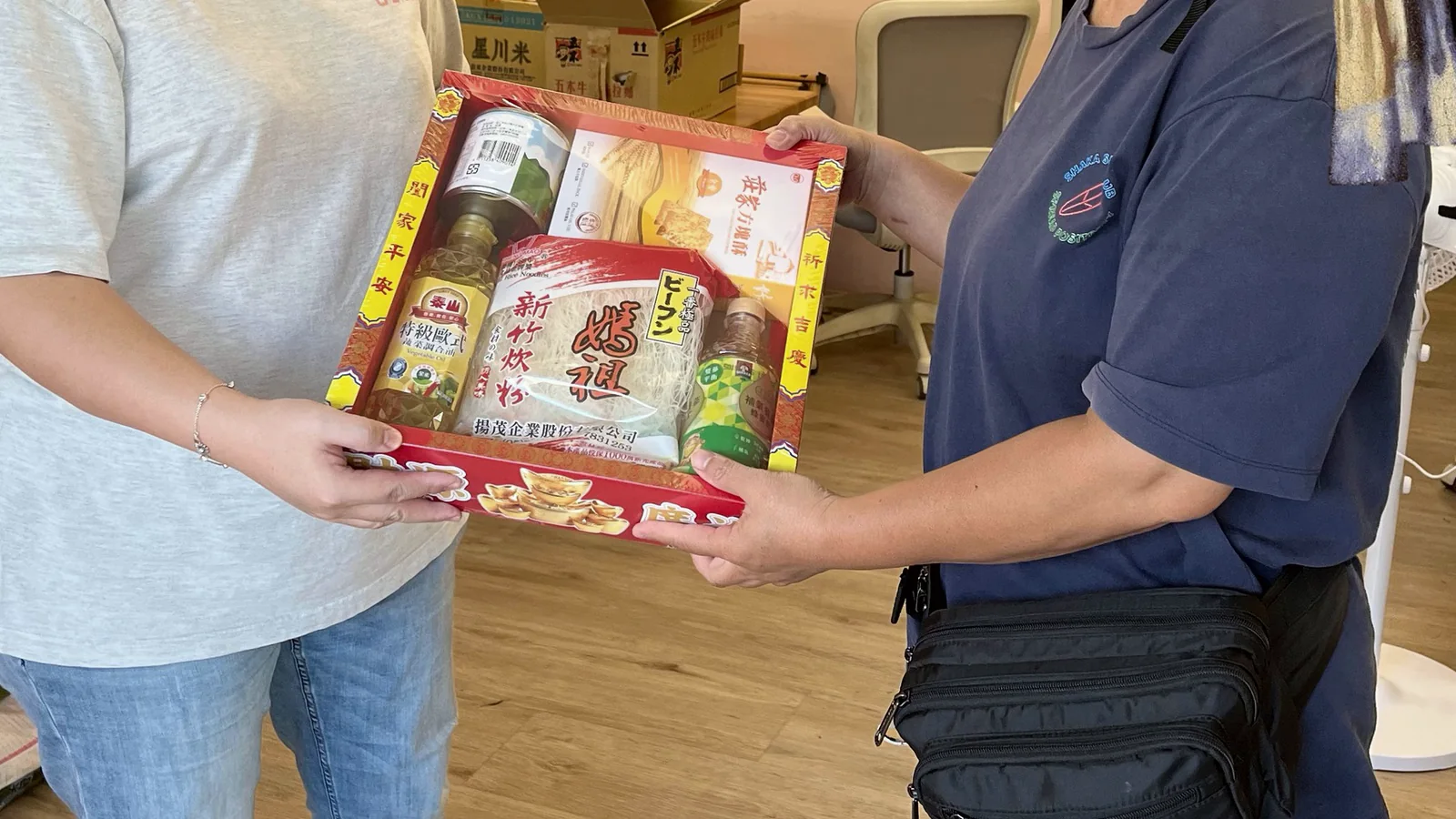 嘉豐將年節關懷物資交到服務家庭手中