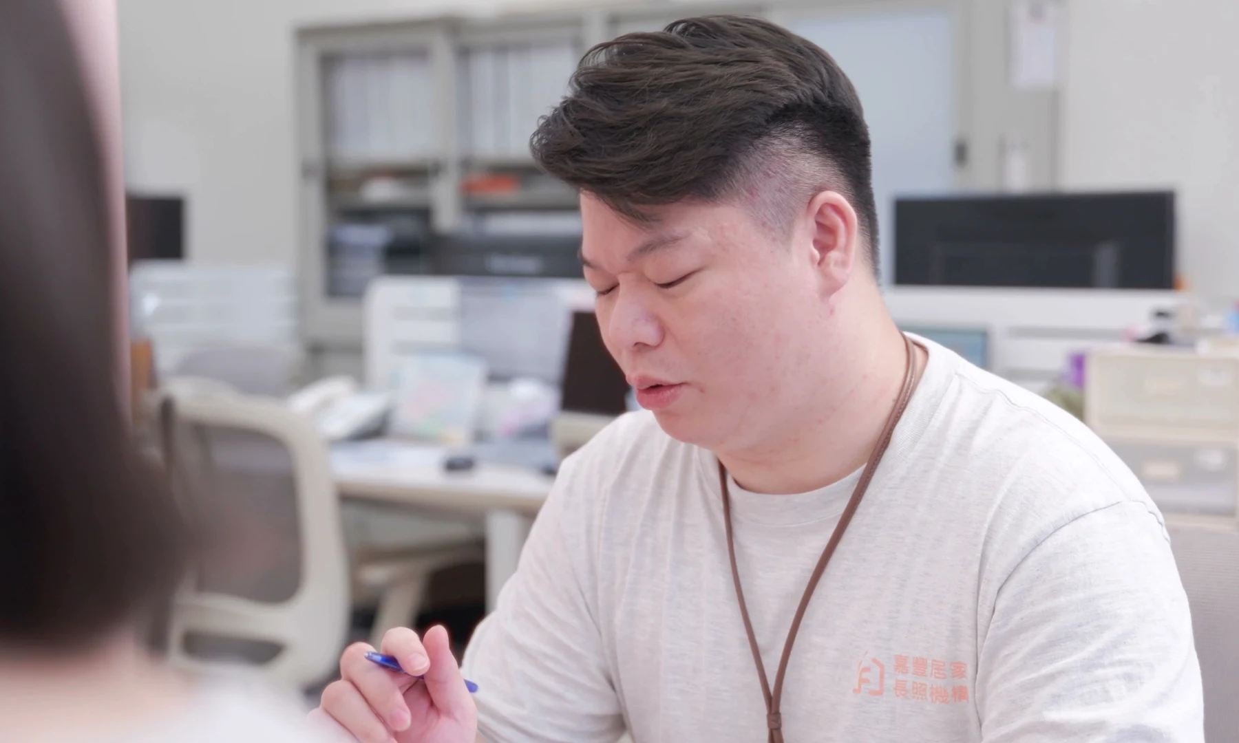 嘉豐辦公室人員進行服務資料確認與協作