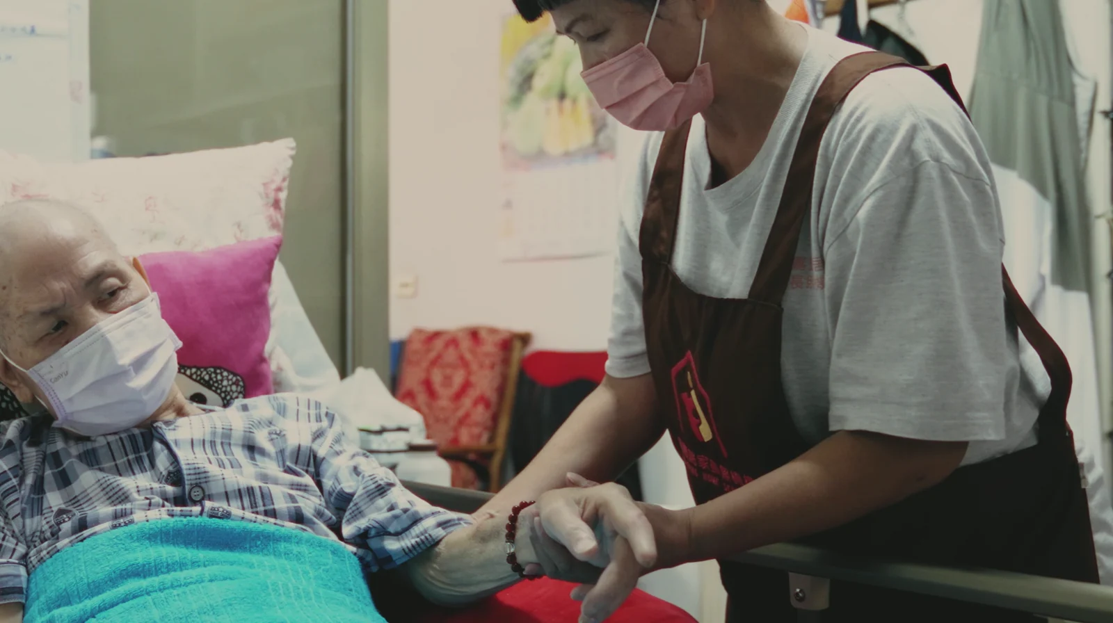 嘉豐照顧服務人員在到宅服務現場陪伴長輩